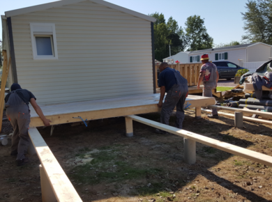 Mise en place du plancher sur les supports - Nature Loisirs et Promotions Calvados Plage